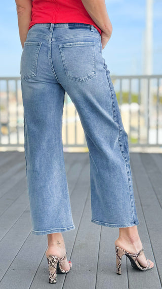 Split Decision Two-Tone Barrel Crop Jean