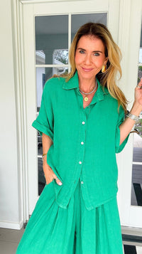 The Marlow Linen Italian Button Top- Kelly Green